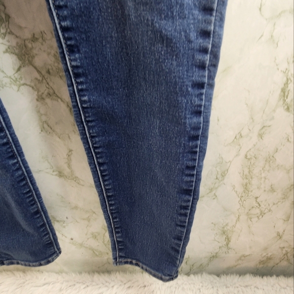 Levi's Totally Shaping Pull-On Skinny Jeans - Picture 5 of 15